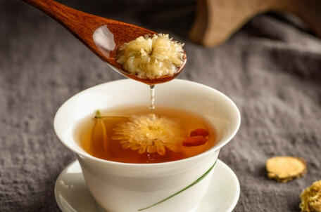 菊花茶 有助於身體放鬆 提升睡眠質量。